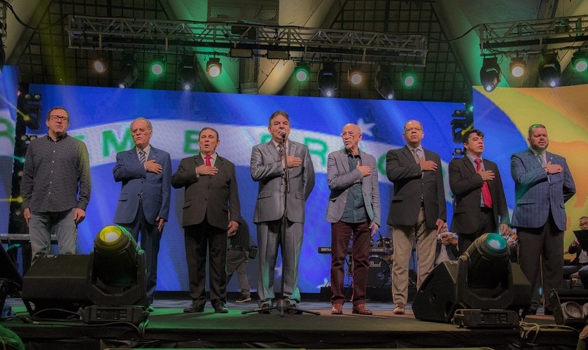Na sequência, os pastores Edson Rebustini, Márcio Valadão, Walter Brunelli, Jabes Alencar, Jorge Linhares, Josué Gonçalves, Flamarion Rolando e Agenor Duque. (Foto: Guiame/Marcos Paulo Corrêa)