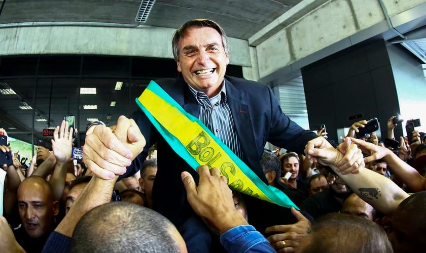 Jair Bolsonaro durante campanha eleitoral no aeroporto Afonso Pena, em Curitiba. (Foto: Heuler Andrey/AFP)