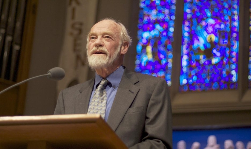 Pastor Eugene Peterson em palestra na Universidade da Igreja Presbiteriana, em Seattle, em 2009. (Foto: Creative Commons)