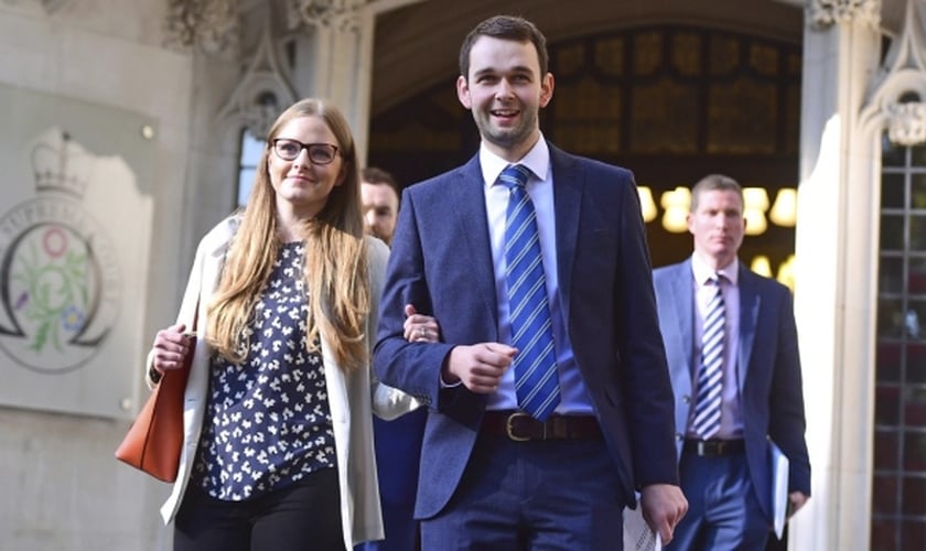 Daniel e Amy McArthur, proprietários da confeitaria Ashers, saindo do Supremo Tribunal em Londres. (Foto: Victoria Jones/AP)