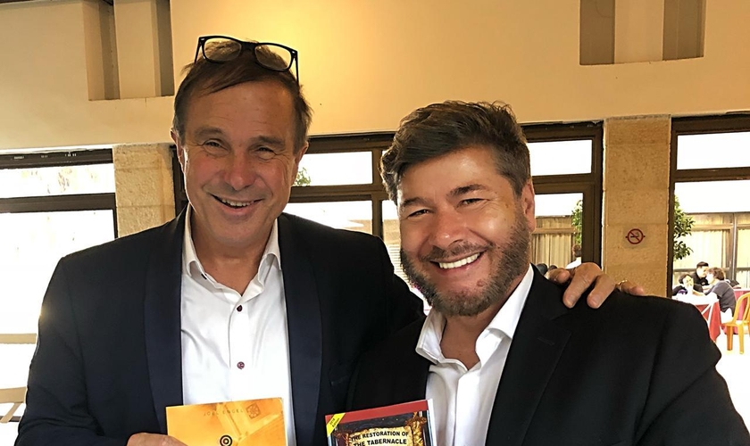 Pastor Tom Hess (à esquerda) firmou uma aliança com o ap. Joel Engel para que suas Casas de Oração 24/7 trabalhem em conjunto. (Foto: Ministério Engel)