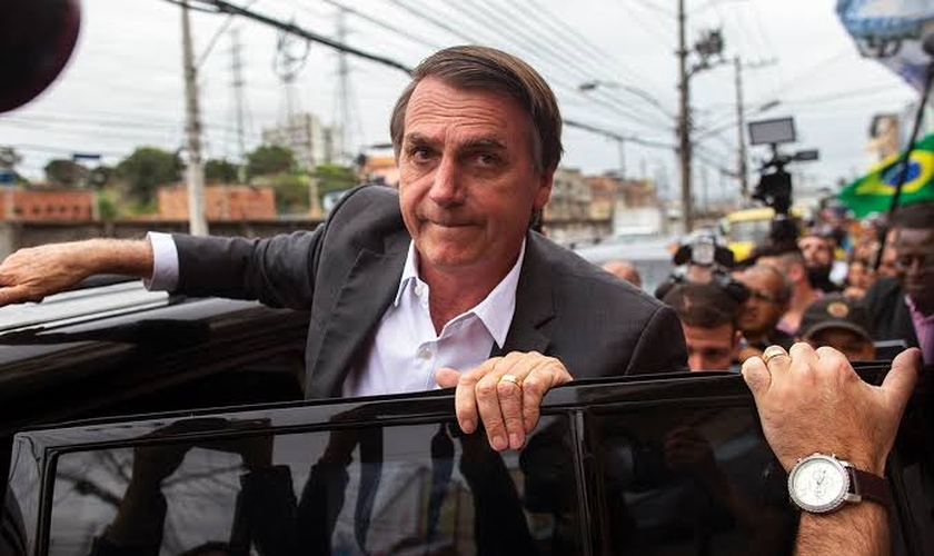 Jair Bolsonaro (PSL) durante campanha eleitoral no Mercadão de Madureira, no Rio de Janeiro. (Foto: Mauro Pimentel/AFP)