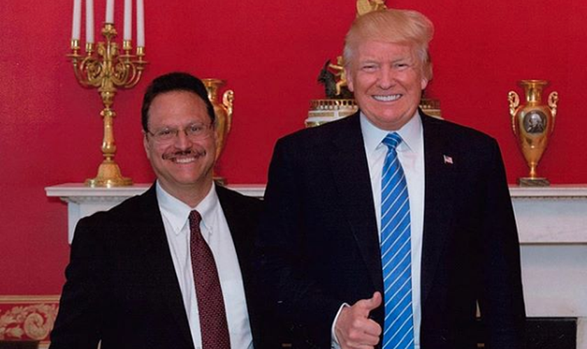 Pastor Mario Bramnick ao lado do presidente dos Estados Unidos, Donald Trump. (Foto: Reprodução)
