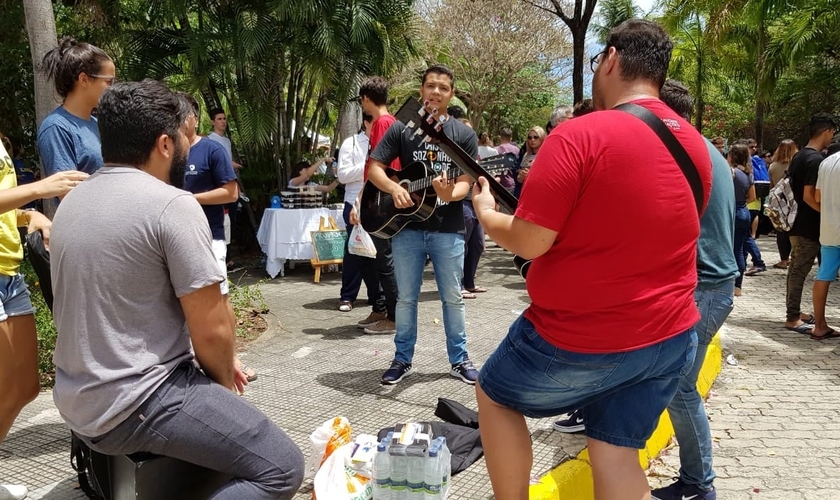 O grupo cantou ao som de dois violões e um cajon, em frente à Universidade de Fortaleza - Unifor. (Foto: Diego Barbosa/Diário do Nordeste)