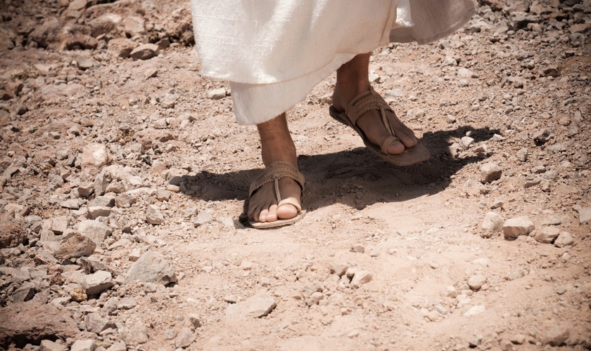 Sandálias também falam de movimento, de dinâmica. Falam sobre a poeira nos pés dos processos da vida. (Imagem: Youtube)