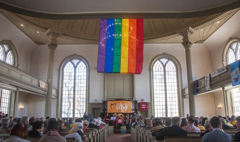 Bandeira LGBT estendida na Igreja Unitária da Providência, uma denominação classificada como inclusiva. (Foto: First Unitarian Church of Providence)