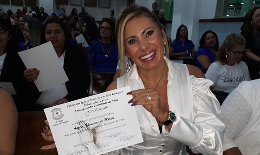 Angela Bismarchi recebeu o diploma do Discipulado Plenitude de Vida. (Foto: Divulgação)