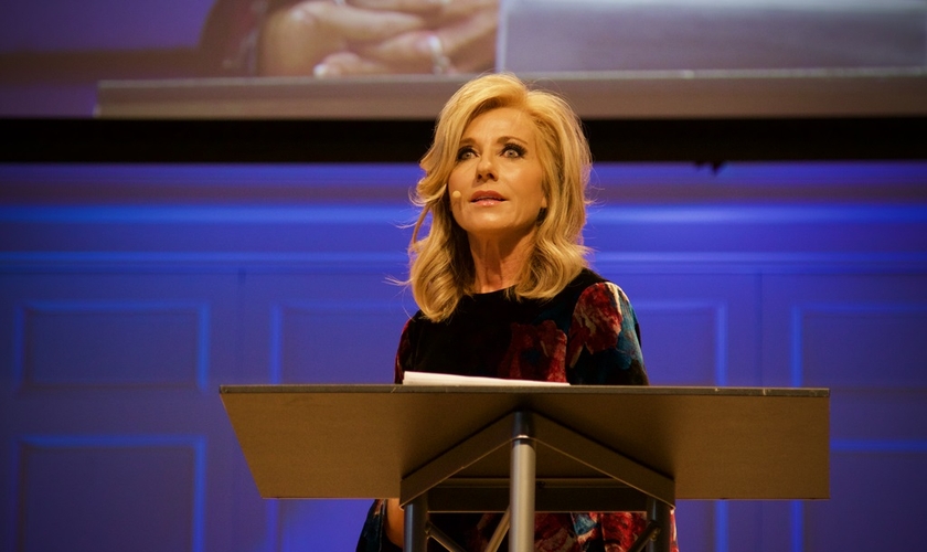 Beth Moore em discurso na cúpula sobre abuso sexual no Wheaton College. (Foto: Brendan Jones)