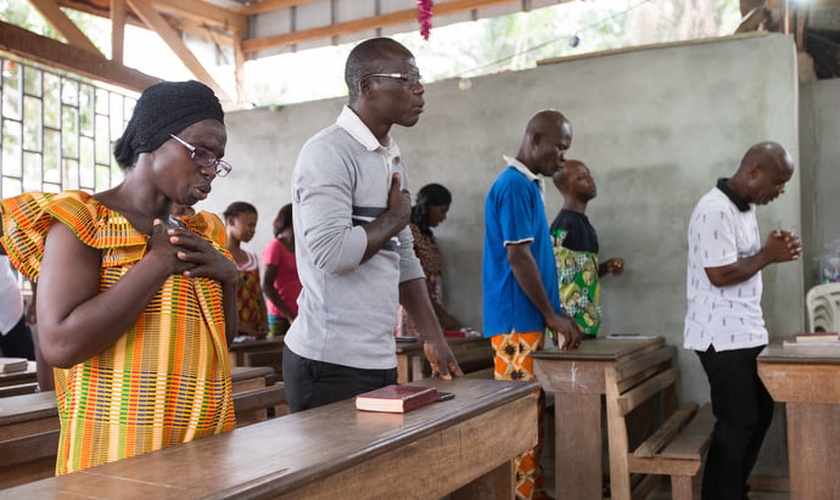 Cristãos africanos durante adoração na Igreja Metodista Unida da Nova Jerusalém em Abidjan, na Costa do Marfim. (Foto: UMNews)