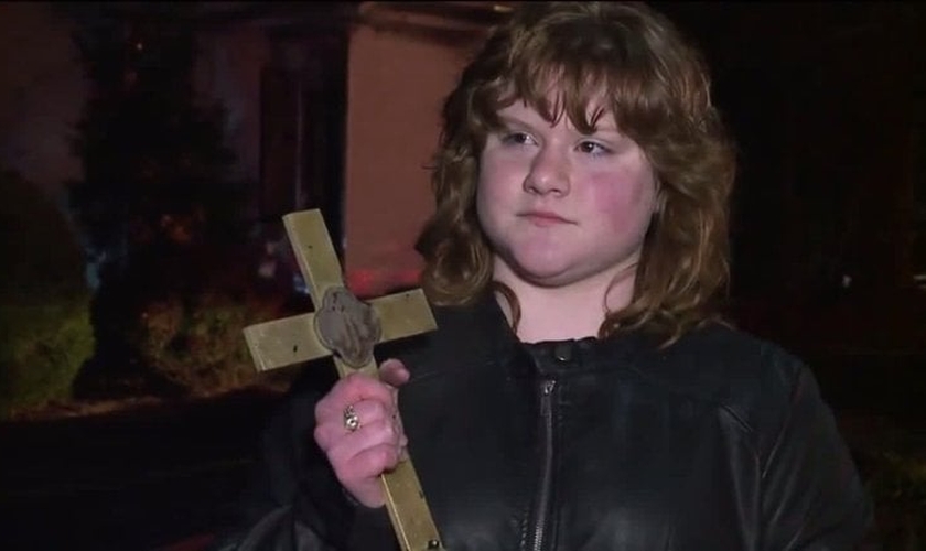 Rachel Davis testemunha incêndio na igreja pastoreada pelo pai onde cruz foi encontrada intacta. (Foto: Reprodução/Channel News 3)