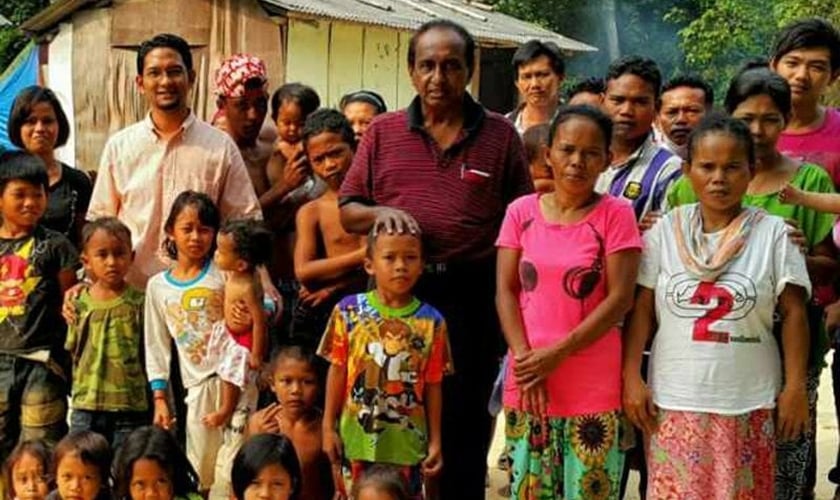 Mark Mathew ao centro de camisa vermelha e os membros da “igreja dos pobres” fundada por ele. (Foto: Reprodução/ Malaysia Today)