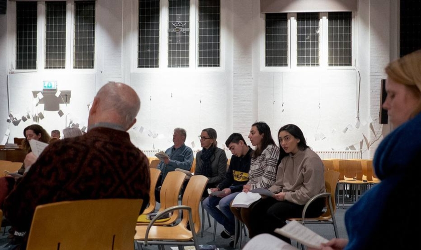 Igreja na Holanda recebe ajuda para manter cultos que impedem família armênia de ser deportada. (Foto: Dmitry Kostyukov/The New York Times)
