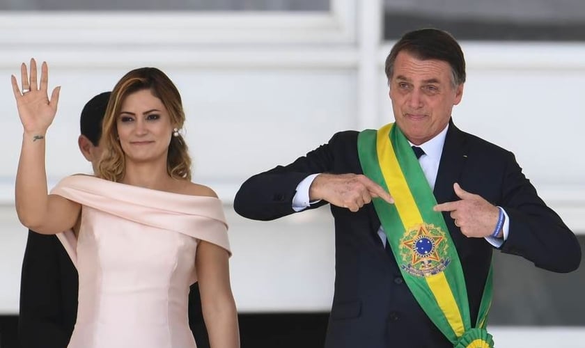 Presidente Jair Bolsonaro ao lado de sua esposa, Michelle Bolsonaro, no Palácio do Planalto, em Brasília. (Foto: Evaristo Sá/AFP)
