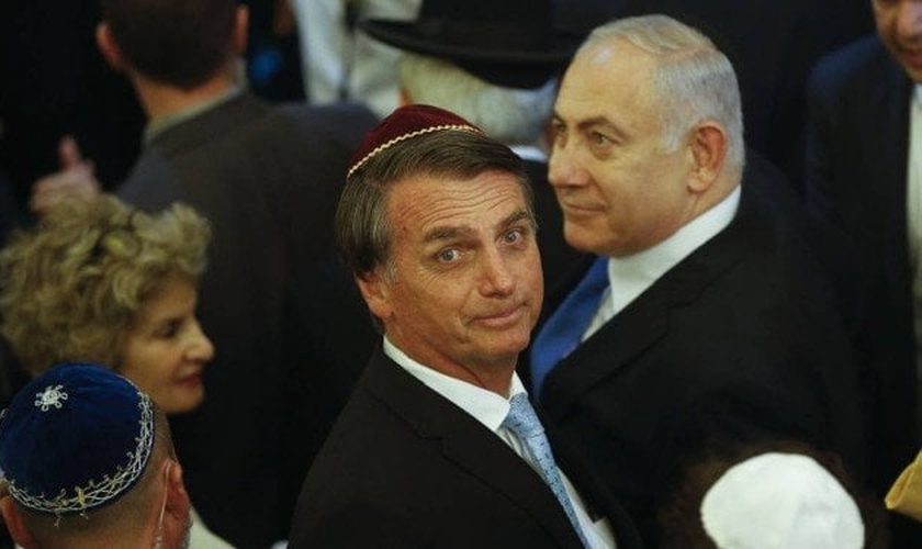 Jair Bolsonaro e o primeiro-ministro de Israel, Benjamin Netanyahu, visitam a sinagoga Kehilat Yaacov, em Copacabana, no Rio de Janeiro. (Foto: Fernando Frazão/Agência Brasil/Agência O Globo)