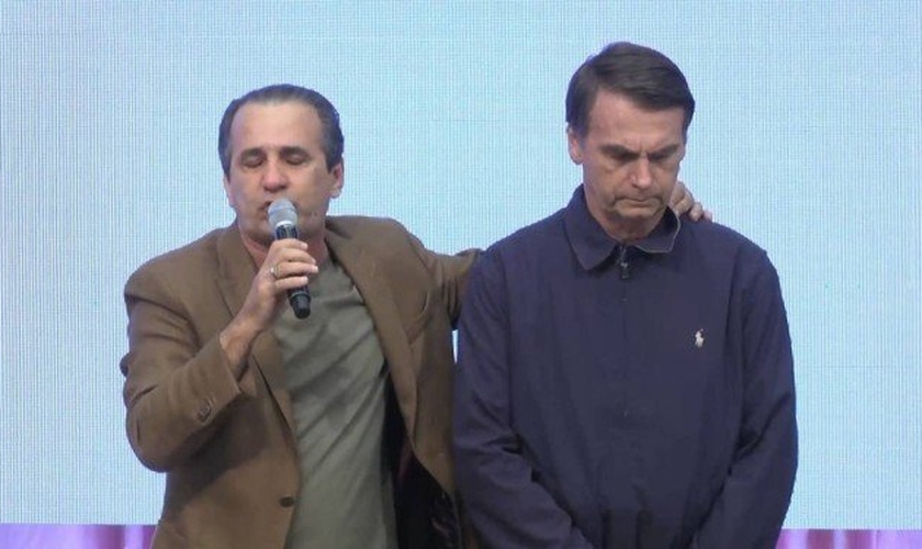 Jair Bolsonaro recebe oração e apoio de Silas Malafaia durante campanha eleitoral. (Foto: Reprodução/YouTube)