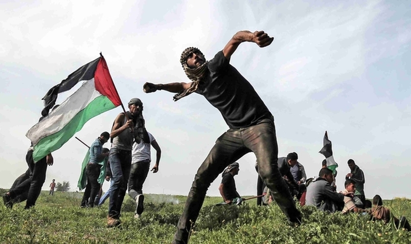 Palestinos atacam em Gaza. (Foto: Middle East Eye)