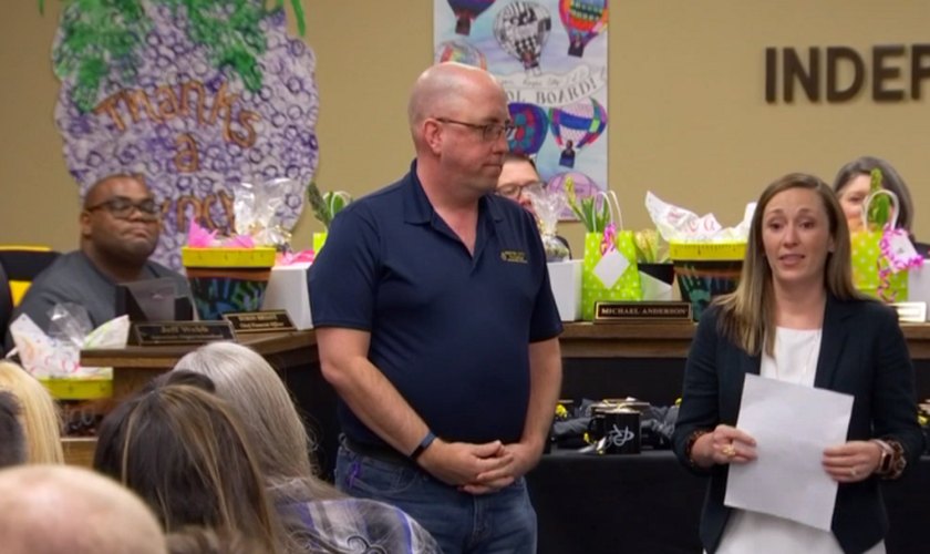 Pastor Chris Everson (centro) recebe em nome da Igreja Metodista Unida um agradecimento do Distrito Escolar de Roise. (Foto: NBC 5)