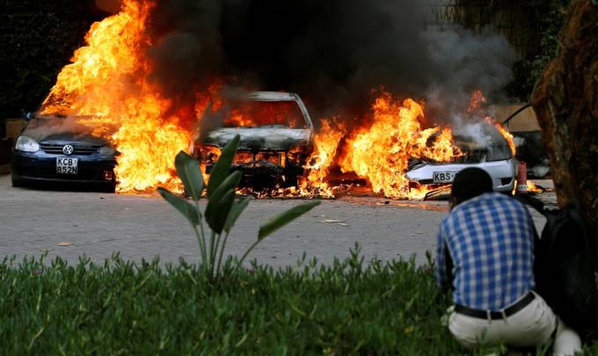 Explosões provocadas por ato terrorista em hotel de Nairóbi matam 16 pessoas na noite de terça-feira (15). (Foto: Thomas Mukoya/Reuters)