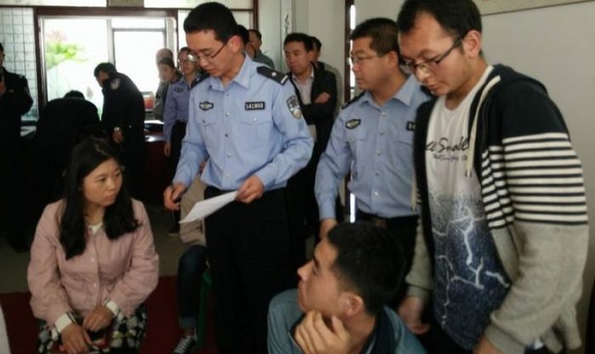 Polícia chinesa detém cristãos. (Foto: China Aid)