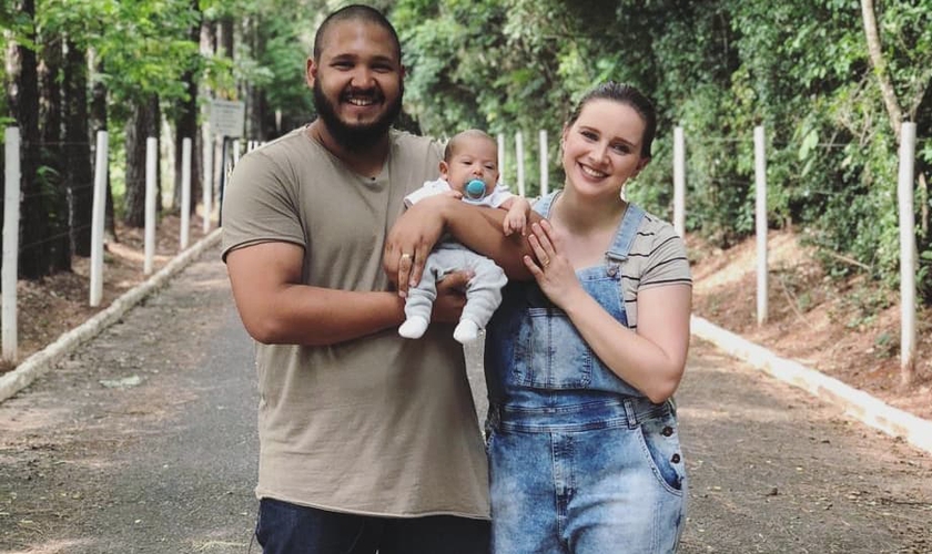 Israel Salazar ao lado da esposa, Priscila, e do filho, Emanuel. (Foto: Reprodução/Facebook)