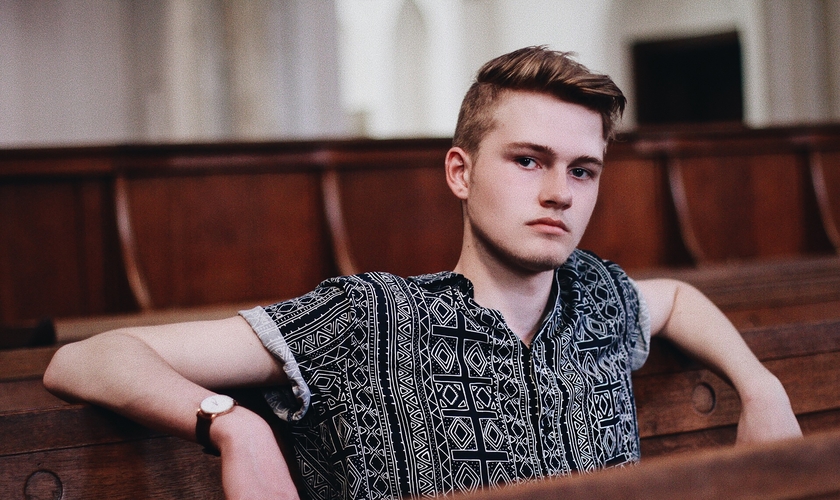 Imagem ilustrativa: homossexual na igreja. (Foto: Mikail Duran/Unsplash)