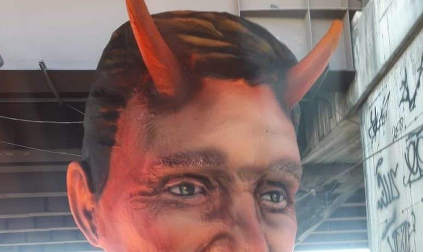 Marcelo Crivella é caracterizado como diabo em escultura por escola de samba carioca (Foto: Reprodução/Redes Sociais)