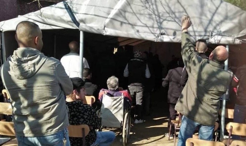 Tenda montada para as reuniões também foi proibida pelas autoridades. (Foto: Divulgação/Barnabas Fund)