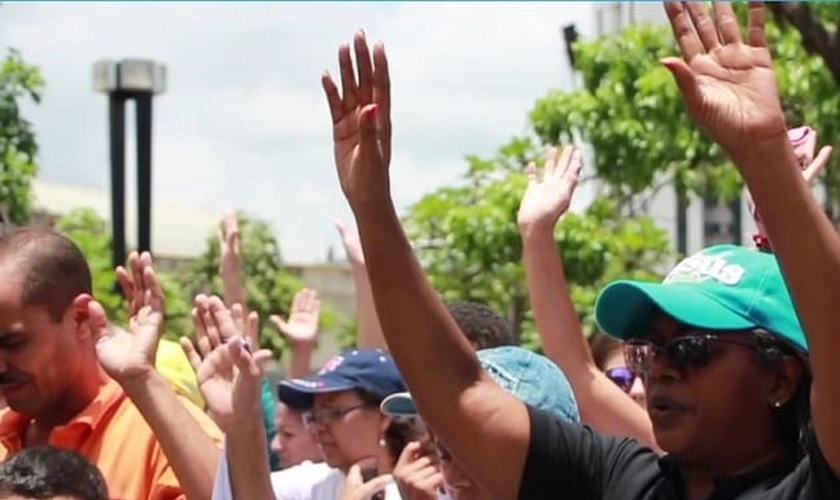 Cristãos oram nas ruas pela intervenção de Deus no conflito sociopolítico da Venezuela. (Foto: GNA/Digital Evangelical)