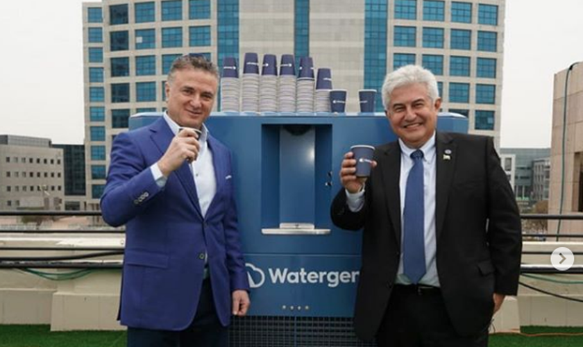 A Watergen doou ao Brasil dez máquinas de médio porte, como a da foto, que podem produzir até 900 litros de água potável por dia. (Foto: Instagram/Marcos Pontes)
