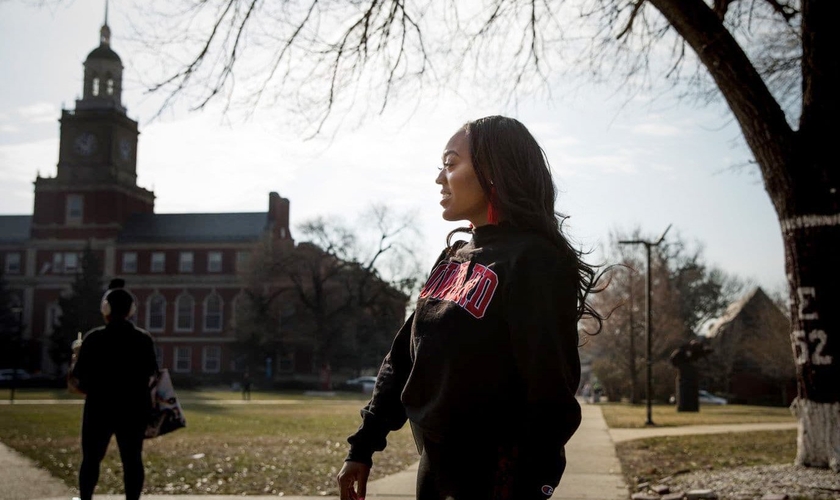 Mya Thompson, aluna da Universidade Howard, devia cerca de 2,5 mil dólares em mensalidades. (Evelyn Hockstein/Washington Post)