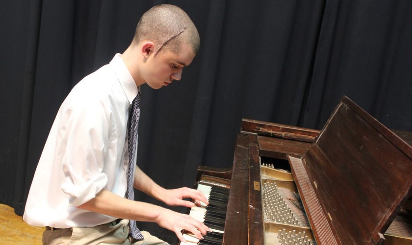 Dallin Rehl, 18 anos, toca “Odyssey” sua composição pessoal, em um piano na sexta-feira, uma semana depois de cirurgia no cérebro. (Foto: Janelle Patterson/Marietta)