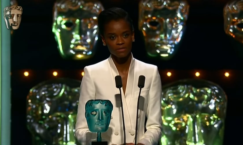 Letitia Wright agradece a Deus durante premiação da BAFTA, em 09 fevereiro de 2019. (Foto: Reprodução/YouTube)