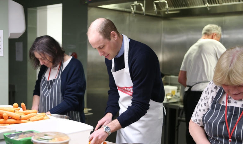 Príncipe William prepara almoço na instituição A Passagem, que apoia sem-teto em Londres. (Foto: Divulgação/Premier)