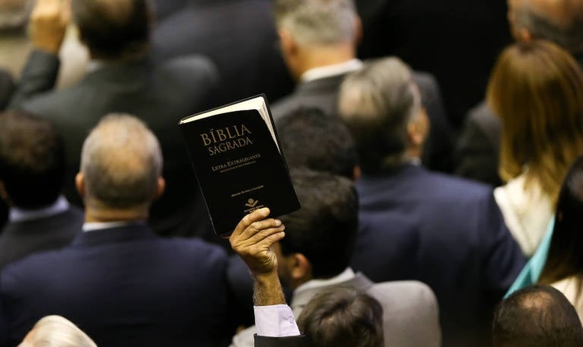 Deputado Pastor Sargento Isidório ergue Bíblia durante sessão solene de abertura dos trabalhos do Congresso. (Foto: Pedro Ladeira/Folhapress)