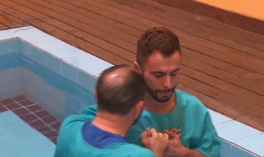 Agustin Fernandez foi batizado na Igreja Apostólica Novidade de Vida, em São Paulo. (Foto: Reprodução/Facebook)