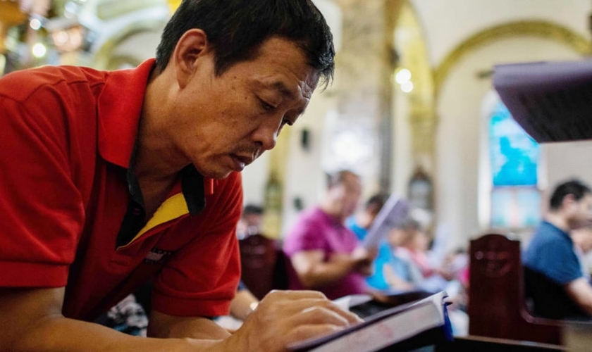 Chinês lê Bíblia em igreja na China. (Foto: Reprodução/Dayli Signal)