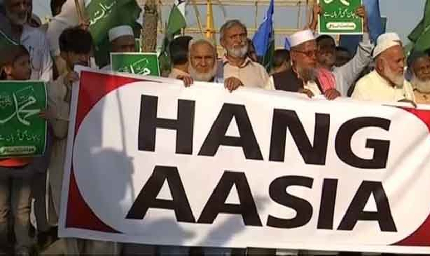 Islâmicos em protesto para exigir a execução da cristã Asia Bibi no Paquistão, em 4 de novembro de 2018. (Foto: Reprodução/YouTube)