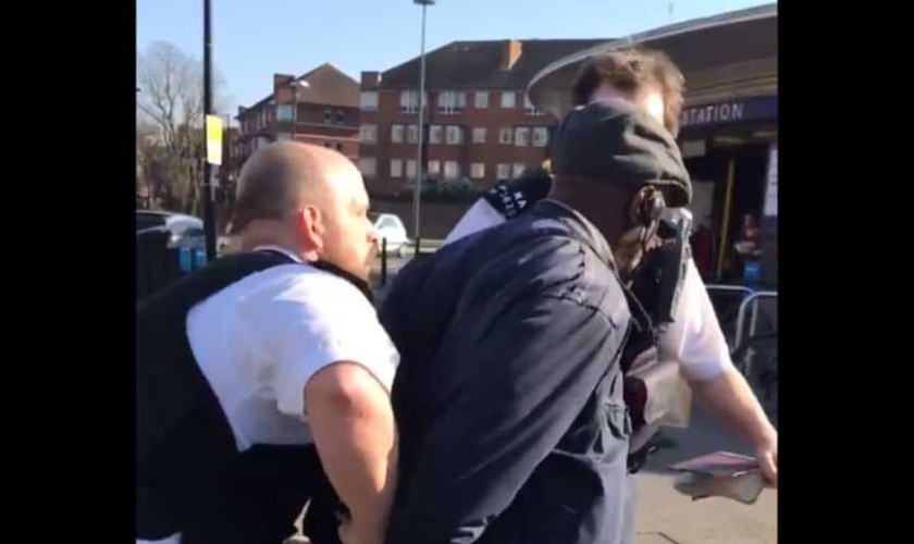 Pregador cristão preso por pregar a palavra de Deus na porta do metrô de Londres. (Foto: Reprodução/Twitter)