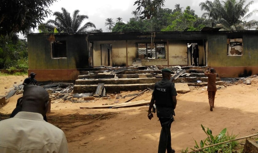 Casa incendiada por militantes Fulani na Nigéria em abril de 2016. (Foto: Reprodução/UReports)