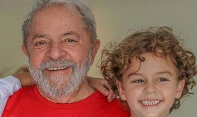 Ex-presidente Lula e seu neto Arthur, de 7 anos. (Foto: Repdorução/Facebook)