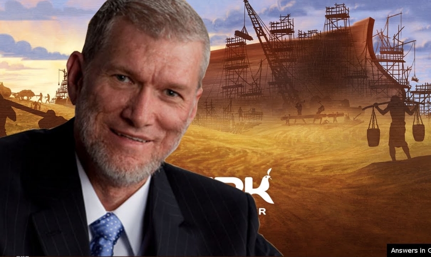 Ken Ham e ao fundo réplica em tamanho natural da Arca da Aliança. (Foto: Reprodução/YouTube)