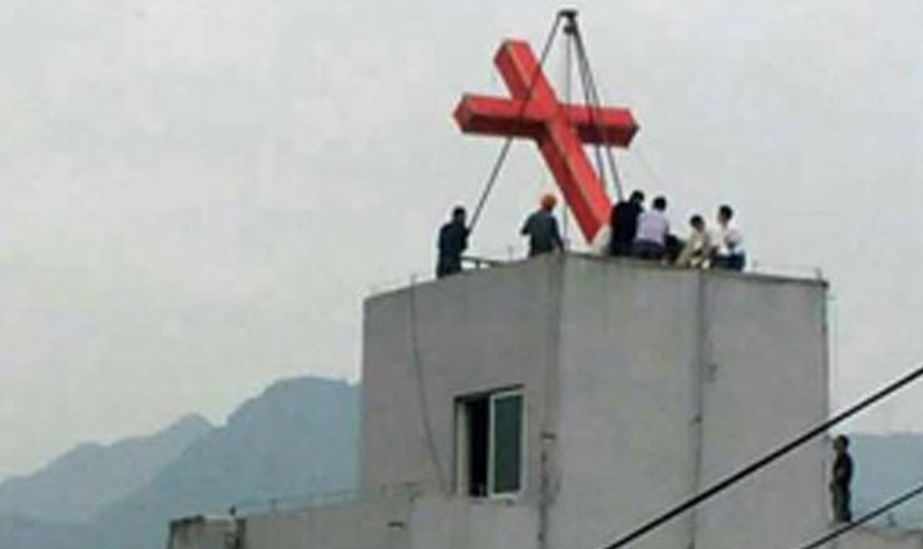 Cruz sendo retirada do topo do prédio da Igreja Cristã de Chengdong (Foto: Reprodução/ChinaAid)