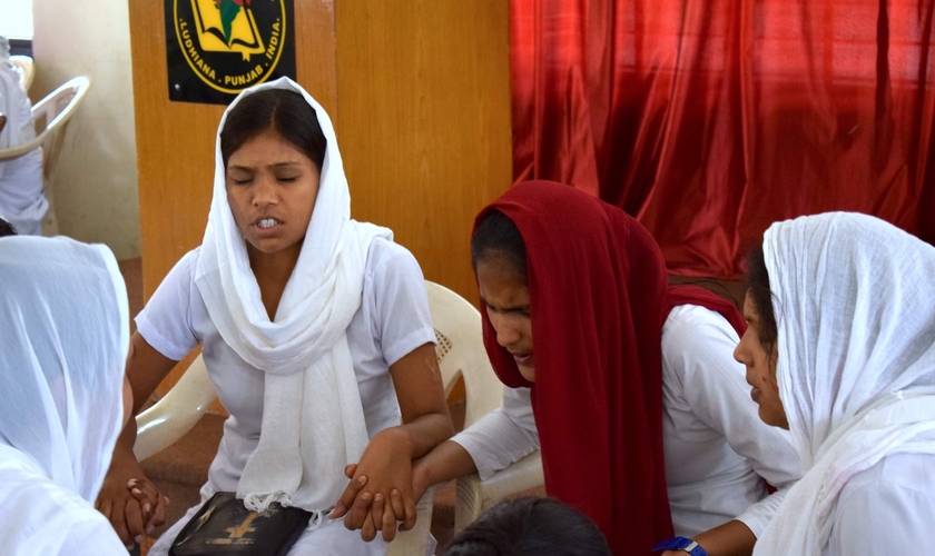 Mulheres cristãs oram a Deus por causa de perseguição na Índia. (Foto: Reprodução/Índia Gospel)