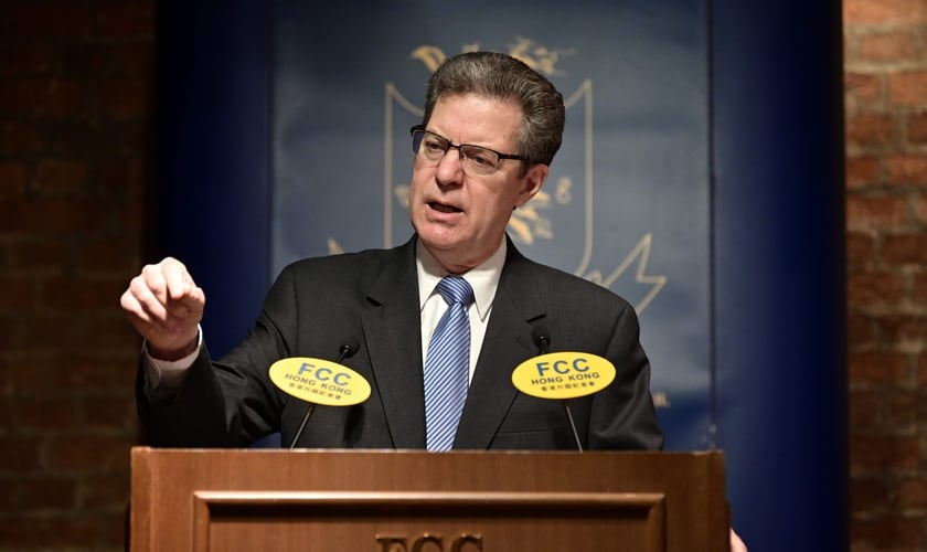 Sam Brownback, embaixador dos EUA para Liberdade Religiosa Internacional, discursou no Clube dos Correspondentes em Hong Kong, na China. (Foto: Anthony Wallace/Getty Images)