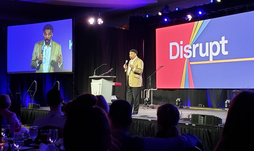 O pastor Tony Evans discursa na conferência de conselheiros do Reino de 2019 em Orlando, Flórida. (Foto: Reprodução/Gospel Herald)