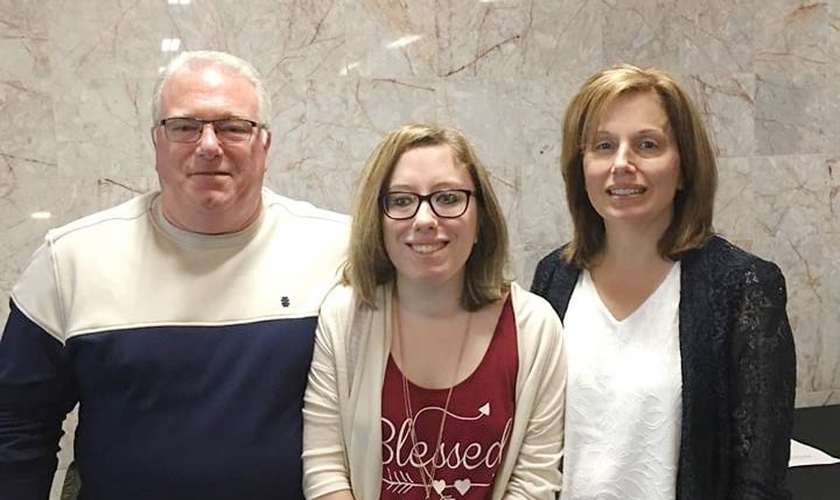 Margo Carl (à direita) junto com o marido, Joe, e a filha, Jessica (centro). (Foto: Reprodução/Facebook)