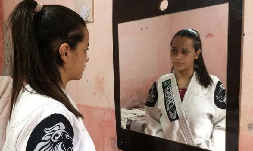 A estudante Rhyllary Barbosa dos Santos em sua casa. (Foto: Glauco Araújo/G1)