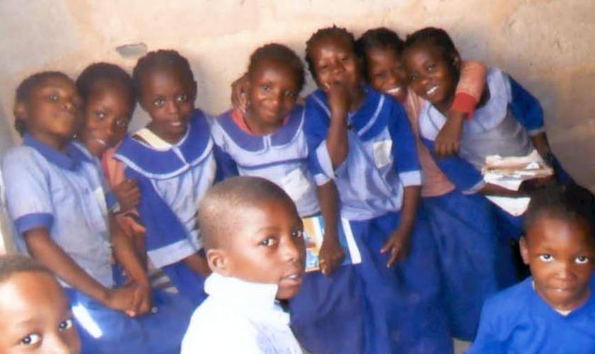 Crianças da escola de famílias que foram obrigadas a fugir de suas casas por causa dos ataques do Boko Haram e Fulani. (Foto: Divulgação/BF)