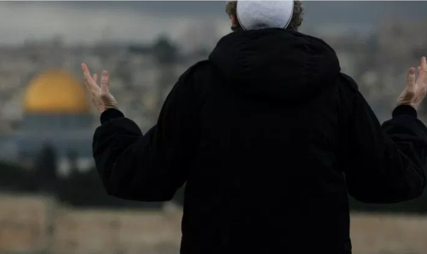 Ex-líder muçulmano leva outros líderes a entregarem suas vidas a Cristo. (Foto: Reprodução/Fatos)