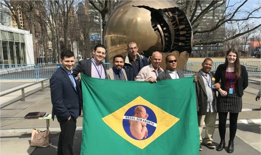 Participantes e apoiadores da Campanha Pró-Vida, segurando bandeira pró-vida do Brasil nas Nações Unidas. (Foto: Reprodução/LN)